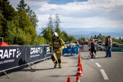 Tobias Tönig vom Stairrun Team Hopfgarten aus Tirol beim Turmlauf am Pyramidenkogel. Der österreichische Feuerwehrmann stellte sich dem Feuerwehr-Bewerb in voller Feuerwehrausrüstung und mit Atemschutz. Vor ihm lagen 441 Stufen und mehr als 70 Höhenmeter bis ins Ziel auf dem Aussichtsturm.

Keywords: Tobias Tönig, Pyramidenkogel, Turmlauf, KLC, Stairrun Team Hopfgarten, Tirol, Feuerwehr, Feuerwehrmann, Feuerwehrbewerb, Atemschutz, Atemschutzausrüstung, Feuerwehrausrüstung, 441 Stufen, 70 Höhenmeter, Aussichtsturm, Keutschach am See, Kärnten, Wörthersee, Treppenlauf, Sport, Laufveranstaltung