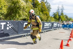 Tobias Tönig vom Stairrun Team Hopfgarten aus Tirol beim Turmlauf am Pyramidenkogel. Der österreichische Feuerwehrmann stellte sich dem Feuerwehr-Bewerb in voller Feuerwehrausrüstung und mit Atemschutz. Vor ihm lagen 441 Stufen und mehr als 70 Höhenmeter bis ins Ziel auf dem Aussichtsturm.

Keywords: Tobias Tönig, Pyramidenkogel, Turmlauf, KLC, Stairrun Team Hopfgarten, Tirol, Feuerwehr, Feuerwehrmann, Feuerwehrbewerb, Atemschutz, Atemschutzausrüstung, Feuerwehrausrüstung, 441 Stufen, 70 Höhenmeter, Aussichtsturm, Keutschach am See, Kärnten, Wörthersee, Treppenlauf, Sport, Laufveranstaltung
