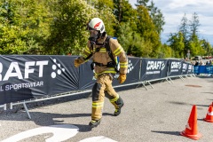 Tobias Tönig vom Stairrun Team Hopfgarten aus Tirol beim Turmlauf am Pyramidenkogel. Der österreichische Feuerwehrmann stellte sich dem Feuerwehr-Bewerb in voller Feuerwehrausrüstung und mit Atemschutz. Vor ihm lagen 441 Stufen und mehr als 70 Höhenmeter bis ins Ziel auf dem Aussichtsturm.

Keywords: Tobias Tönig, Pyramidenkogel, Turmlauf, KLC, Stairrun Team Hopfgarten, Tirol, Feuerwehr, Feuerwehrmann, Feuerwehrbewerb, Atemschutz, Atemschutzausrüstung, Feuerwehrausrüstung, 441 Stufen, 70 Höhenmeter, Aussichtsturm, Keutschach am See, Kärnten, Wörthersee, Treppenlauf, Sport, Laufveranstaltung