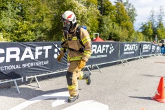 Tobias Tönig vom Stairrun Team Hopfgarten aus Tirol beim Turmlauf am Pyramidenkogel. Der österreichische Feuerwehrmann stellte sich dem Feuerwehr-Bewerb in voller Feuerwehrausrüstung und mit Atemschutz. Vor ihm lagen 441 Stufen und mehr als 70 Höhenmeter bis ins Ziel auf dem Aussichtsturm.

Keywords: Tobias Tönig, Pyramidenkogel, Turmlauf, KLC, Stairrun Team Hopfgarten, Tirol, Feuerwehr, Feuerwehrmann, Feuerwehrbewerb, Atemschutz, Atemschutzausrüstung, Feuerwehrausrüstung, 441 Stufen, 70 Höhenmeter, Aussichtsturm, Keutschach am See, Kärnten, Wörthersee, Treppenlauf, Sport, Laufveranstaltung