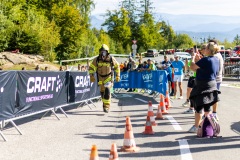 Florian Unterlercher vom Stairrun Team Hopfgarten aus Tirol beim Turmlauf am Pyramidenkogel. Der österreichische Feuerwehrmann nahm den Feuerwehr-Bewerb in voller Feuerwehrausrüstung und mit Atemschutz in Angriff. Insgesamt galt es 441 Stufen und mehr als 70 Höhenmeter bis ins Ziel auf dem Aussichtsturm zu bewältigen.

Keywords: Florian Unterlercher, Pyramidenkogel, Turmlauf, KLC, Stairrun Team Hopfgarten, Tirol, Feuerwehr, Feuerwehrmann, Feuerwehrbewerb, Atemschutz, Atemschutzausrüstung, Feuerwehrausrüstung, 441 Stufen, 70 Höhenmeter, Aussichtsturm, Keutschach am See, Kärnten, Wörthersee, Treppenlauf, Sport, Laufveranstaltung
