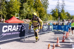 Florian Unterlercher vom Stairrun Team Hopfgarten aus Tirol beim Turmlauf am Pyramidenkogel. Der österreichische Feuerwehrmann nahm den Feuerwehr-Bewerb in voller Feuerwehrausrüstung und mit Atemschutz in Angriff. Insgesamt galt es 441 Stufen und mehr als 70 Höhenmeter bis ins Ziel auf dem Aussichtsturm zu bewältigen.

Keywords: Florian Unterlercher, Pyramidenkogel, Turmlauf, KLC, Stairrun Team Hopfgarten, Tirol, Feuerwehr, Feuerwehrmann, Feuerwehrbewerb, Atemschutz, Atemschutzausrüstung, Feuerwehrausrüstung, 441 Stufen, 70 Höhenmeter, Aussichtsturm, Keutschach am See, Kärnten, Wörthersee, Treppenlauf, Sport, Laufveranstaltung