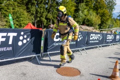 Florian Unterlercher vom Stairrun Team Hopfgarten aus Tirol beim Turmlauf am Pyramidenkogel. Der österreichische Feuerwehrmann nahm den Feuerwehr-Bewerb in voller Feuerwehrausrüstung und mit Atemschutz in Angriff. Insgesamt galt es 441 Stufen und mehr als 70 Höhenmeter bis ins Ziel auf dem Aussichtsturm zu bewältigen.

Keywords: Florian Unterlercher, Pyramidenkogel, Turmlauf, KLC, Stairrun Team Hopfgarten, Tirol, Feuerwehr, Feuerwehrmann, Feuerwehrbewerb, Atemschutz, Atemschutzausrüstung, Feuerwehrausrüstung, 441 Stufen, 70 Höhenmeter, Aussichtsturm, Keutschach am See, Kärnten, Wörthersee, Treppenlauf, Sport, Laufveranstaltung